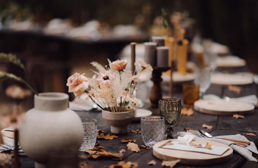 Décoration de table de banquet avec vaisselle artisanale, bougies et fleurs séchées pour une idee mariage style urbain industrial chic.